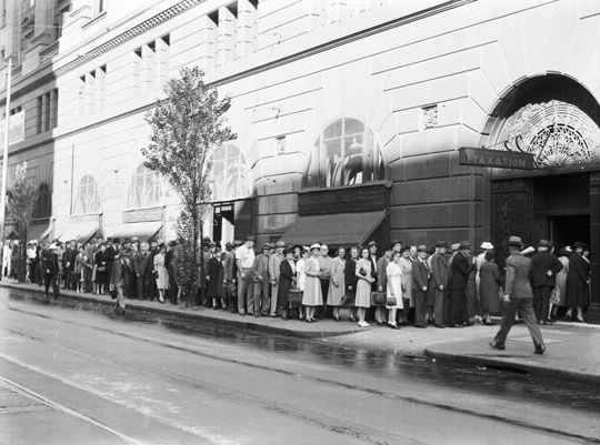The queue of taxpayers outside Sydney Branch in May 1944. (The Sydney Morning Herald)