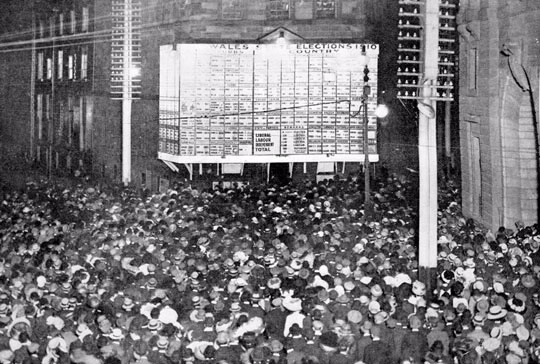 A huge crowd gathers outside the office of The Sydney Morning Herald on election night in 1910, the only way of following the count on the night. (National Library of Australia)
